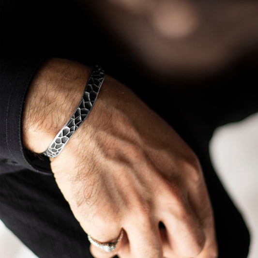 Çekiç Dövme Desenli Bileklik