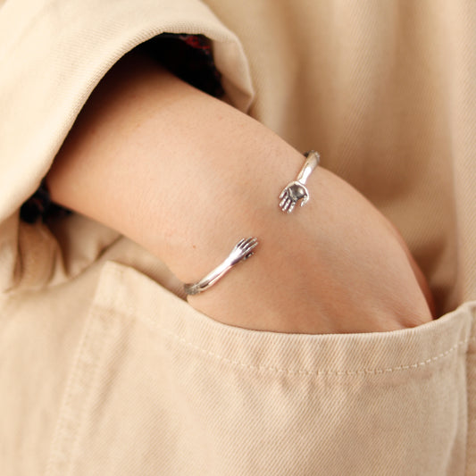 Uzanan Eller Bileklik