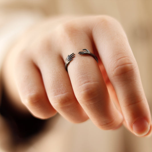 Uzanan Eller Yüzük