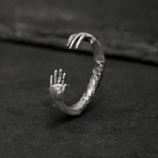 Uzanan Eller Yüzük